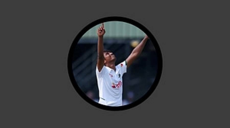 ৩৪৬ রানে থামা বাংলাদেশকে স্বস্তি এনে দিলেন হাসান