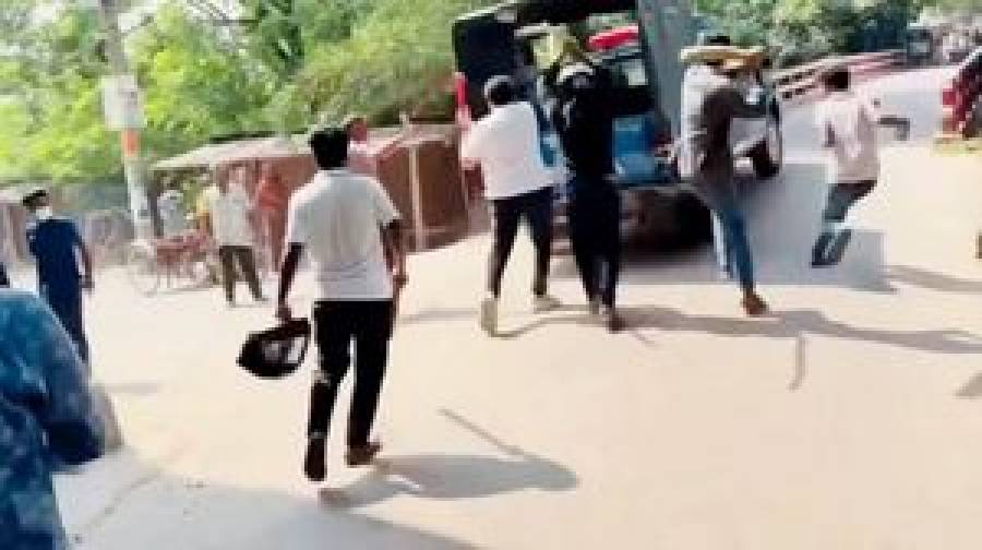 গোপালগঞ্জে পুলিশের গাড়িতে হামলা, আহত ২