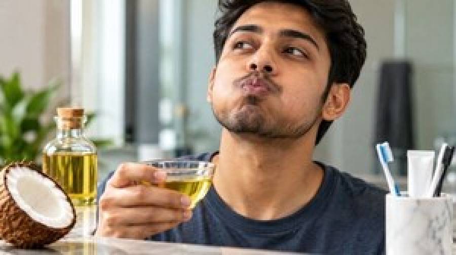 নারকেল তেল দিয়ে কুলি করলেই কি ঝকঝকে হবে দাঁত? জানুন বিশেষজ্ঞদের বক্তব্য