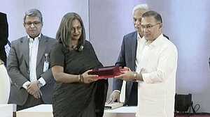 গুণীজনদের হাতে একুশে পদক তুলে দিলেন প্রধানমন্ত্রী