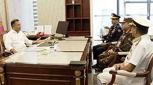 প্রধানমন্ত্রীর সঙ্গে তিন বাহিনীর প্রধানের সাক্ষাৎ