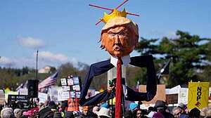 যুক্তরাষ্ট্রজুড়ে ‘নো কিংস’ বিক্ষোভ, ট্রাম্পবিরোধী আন্দোলনে লাখো মানুষের ঢল