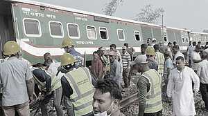 নীলসাগর এক্সপ্রেস লাইনচ্যুত: ১৯ ঘণ্টা পরও শেষ হয়নি উদ্ধার