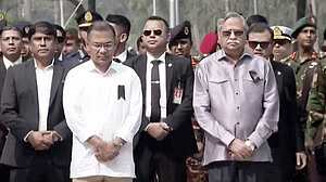 পিলখানায় শহীদ সেনাদের কবরে রাষ্ট্রপতি ও প্রধানমন্ত্রীর শ্রদ্ধা