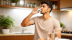 প্রচুর পানি খেয়েও ক্লান্ত? বড় কোনো ভুল করছেন না তো!