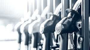 ইরান চুক্তি: ট্রাম্পের সময়সীমার আগেই বাড়ল তেলের দাম