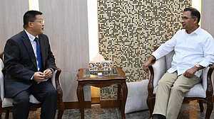 চীনা রাষ্ট্রদূতের সঙ্গে প্রধানমন্ত্রী তারেক রহমানের সাক্ষাৎ