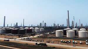 ইরানের তেল কেনায় চীনা রিফাইনারির ওপর মার্কিন নিষেধাজ্ঞা