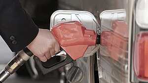 যুদ্ধ বন্ধে ইরান-যুক্তরাষ্ট্র আলোচনার খবরে তেলের দামে বড় পতন