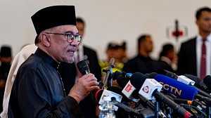 সরকারি কর্মীদের ঘরে বসে কাজের নির্দেশ মালয়েশিয়ার