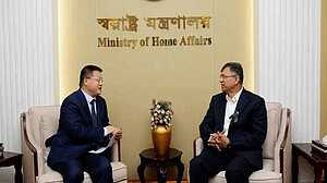 চীনা বিনিয়োগ বাড়াতে রাষ্ট্রদূতের সহায়তা চাইলেন স্বরাষ্ট্রমন্ত্রী