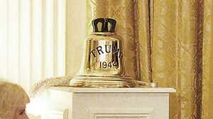 রাজা চার্লসের কাছ থেকে সাবমেরিনের ঘণ্টা উপহার পেলেন ট্রাম্প