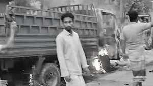 গরু চোর সন্দেহে তিনজনকে হত্যা, পিকআপে আগুন