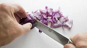 পেঁয়াজের সাথে চোখের ‘শত্রুতা’ মেটানোর সহজ উপায়