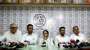 পরাজয় মানতে নারাজ মমতা, ছাড়বেন না মুখ্যমন্ত্রীর পদ?