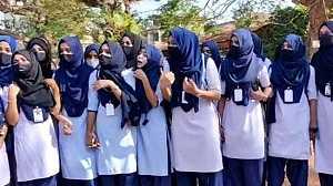 কর্ণাটকে হিজাব নিষেধাজ্ঞা প্রত্যাহার, তবে গেরুয়া শাল নিষিদ্ধই থাকল
