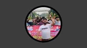 সীতাকুণ্ডে নিষিদ্ধঘোষিত ছাত্রলীগের ঝটিকা মিছিল!