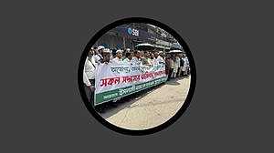 গভীর রাতে অনলাইনে ব্যাংকের গোপন সভা, আজও বিক্ষোভ চলছে
