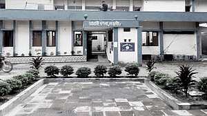 ঘরে স্ত্রী-সন্তানের মরদেহ, হাসপাতালে নেওয়ার পথে যুবকের মৃত্যু