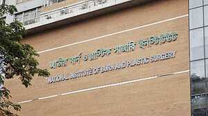 পুরান ঢাকায় এসি বিস্ফোরণ, এক পরিবারের তিনজন দগ্ধ