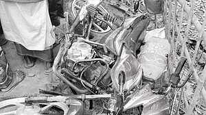 ঈদে বাড়ি ফেরা হলো না, সড়কে প্রাণ গেল এক পরিবারের ৩ জনের