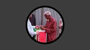 গাইবান্ধার সেই ‘এক টাকার মাস্টার’-এর পাশে প্রধানমন্ত্রী