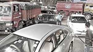 মধ্যপ্রাচ্যে যুদ্ধ: সরবরাহ বিঘ্নের শঙ্কায় তেল কিনতে ফিলিং স্টেশনে ভিড়