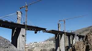 কারাজে সর্বোচ্চ সেতু ধ্বংসের দাবি ট্রাম্পের, তেহরানকে চরম হুঁশিয়ারি