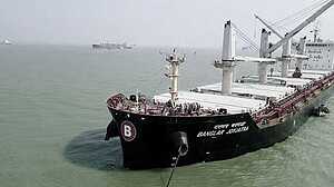 আতঙ্কে হরমুজ না পেরিয়ে আগের অবস্থানে ফিরে গেল বাংলাদেশি জাহাজ