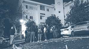 তেল আবিবের কাছে পড়ল ইরানি ক্ষেপণাস্ত্রের ধ্বংসাবশেষ