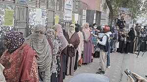 সকাল থেকেই ভোটকেন্দ্রে ভোটারের দীর্ঘ সারি