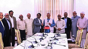 জুলাই সনদ বাস্তবায়নে ঐকমত্য কমিশনের সুপারিশপত্র প্রধান উপদেষ্টার হাতে