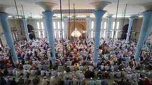 ইমাম, মুয়াজ্জিন ও পুরোহিতসহ অন্যান্য উপাসনালয়ের সেবকদের জন্য সম্মানী নির্ধারণ