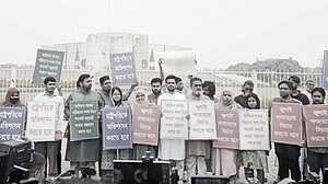 রাষ্ট্রপতির অভিশংসনসহ তিন দাবিতে সংসদ ভবনের সামনে এনসিপি