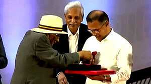 প্রধানমন্ত্রীর হাতে শফিক রেহমানের লাল গোলাপ