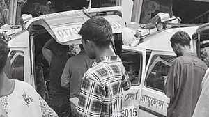 ফরিদপুরে বাস-অ্যাম্বুলেন্স সংঘর্ষে প্রাণ গেল ৫ জনের