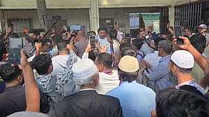 ঢাকা-৮: ভোটকেন্দ্রে তোপের মুখে নাসীরুদ্দীন পাটওয়ারী, ‘ভুয়া ভুয়া’ স্লোগান