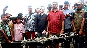 পদ্মায় জেলের ফাঁদে আটকা পড়ল কুমির, নেওয়া হচ্ছে খুলনায়