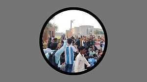 সংসদ ভবনের সামনে শিক্ষার্থীরা