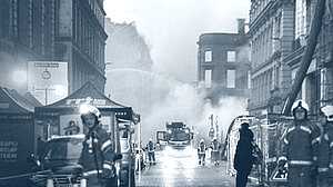 স্কটল্যান্ডে ভয়াবহ অগ্নিকাণ্ড: ধসে পড়ল ঐতিহাসিক ভবন