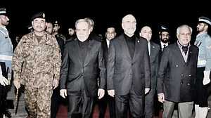 যুদ্ধবিরতি নিয়ে আলোচনা: পাকিস্তানে পৌঁছেছে ইরানের প্রতিনিধিদল