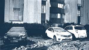 তেল আবিবে ইরানি ক্লাস্টার ক্ষেপণাস্ত্রের ধ্বংসাবশেষের আঘাতে আহত কয়েকজন