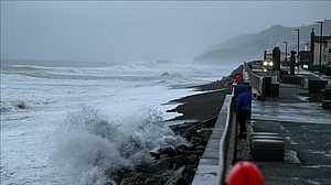 ভারী তুষারপাত ও ঝড়ের কবলে যুক্তরাষ্ট্র, বাড়ছে দাবানলের ঝুঁকি