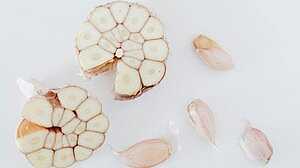 খালি পেটে কাঁচা রসুন: জেনে নিন এর বিস্ময়কর উপকারিতা