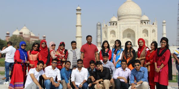 group pic with tajmahal