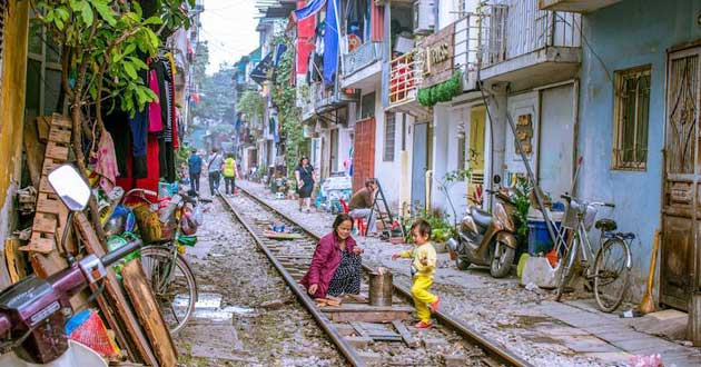 hanoi train street6