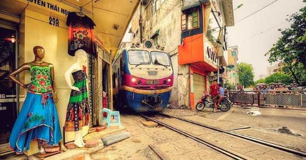 hanoi train street7