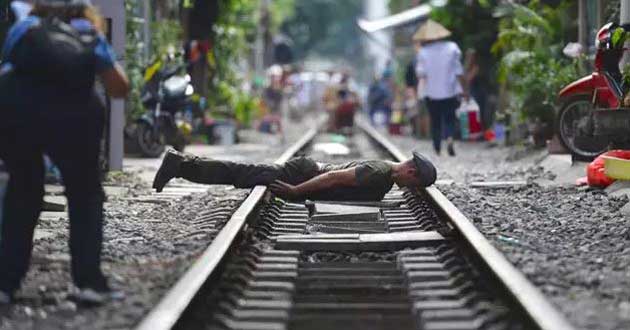 hanoi train street9