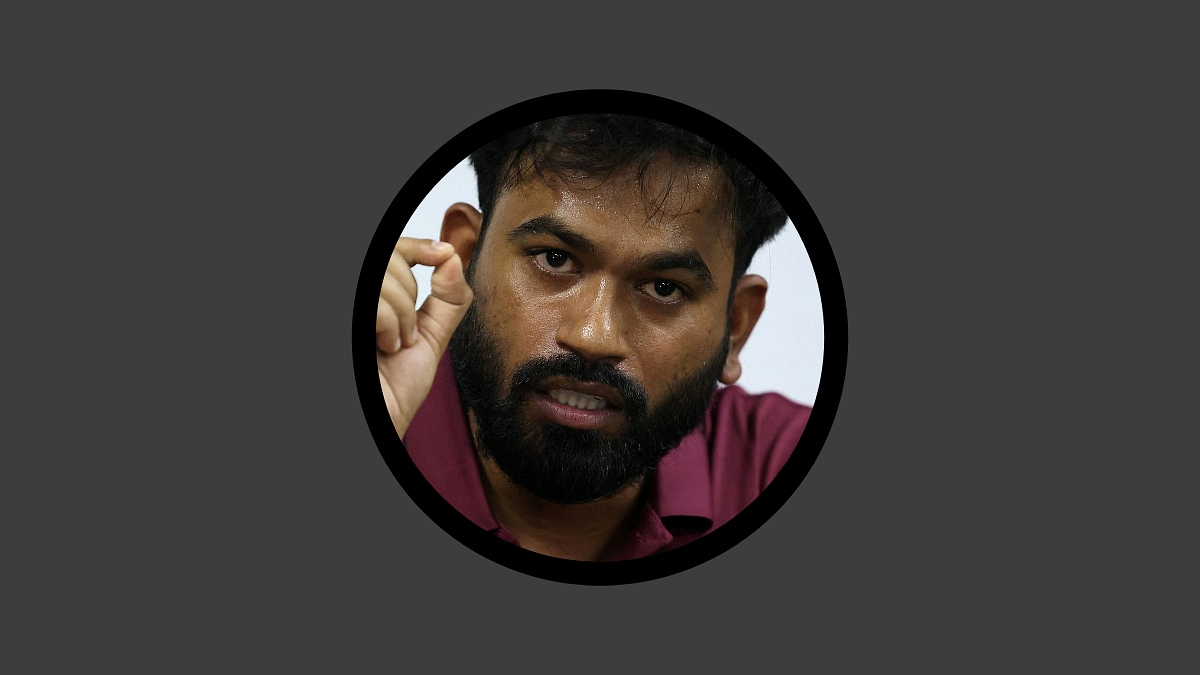 দিল্লি বিমানবন্দরে ‘ককরোচ জনতা পার্টির’ প্রতিষ্ঠাতা আটক