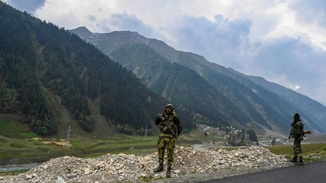 2 army person in ladakh